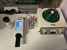 Appareil permettant l'analyse d'urine à gauche et centrifugeuse à droite